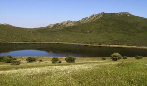 Laguna volcánica de la Alberquilla